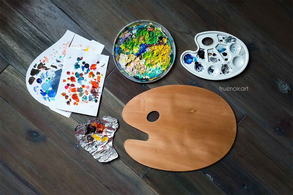 Several painting palettes which Oksana uses on regular basis.